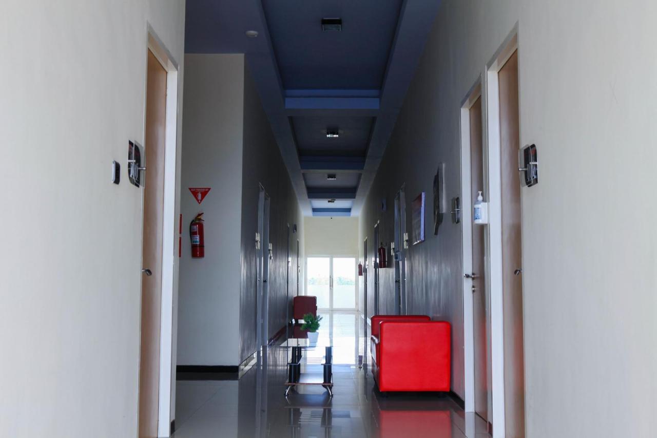 D'Shario Hotel Kepanjen Malang Exterior foto